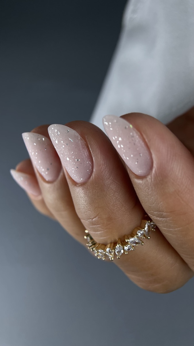 Маникюр с мерцающим дизайном - работа LYU-NAILS